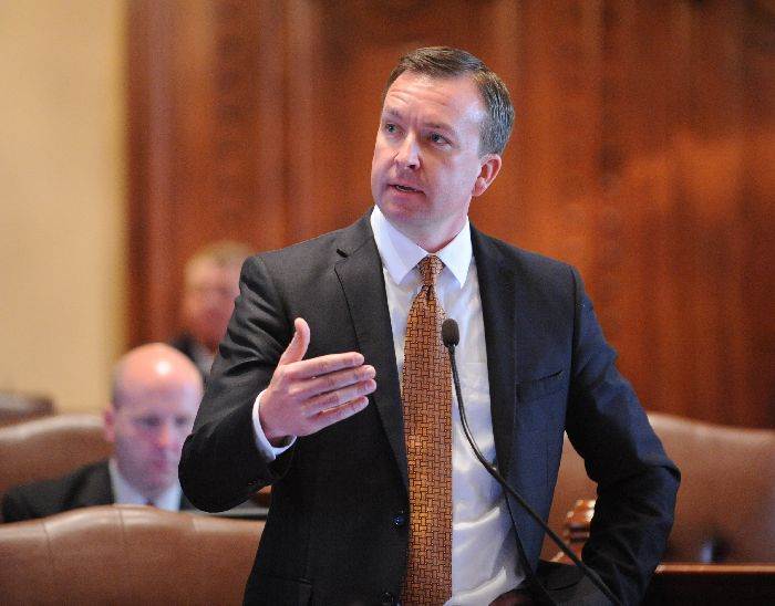 Senate OKs slightly different bill to raise minimum salary for teachers