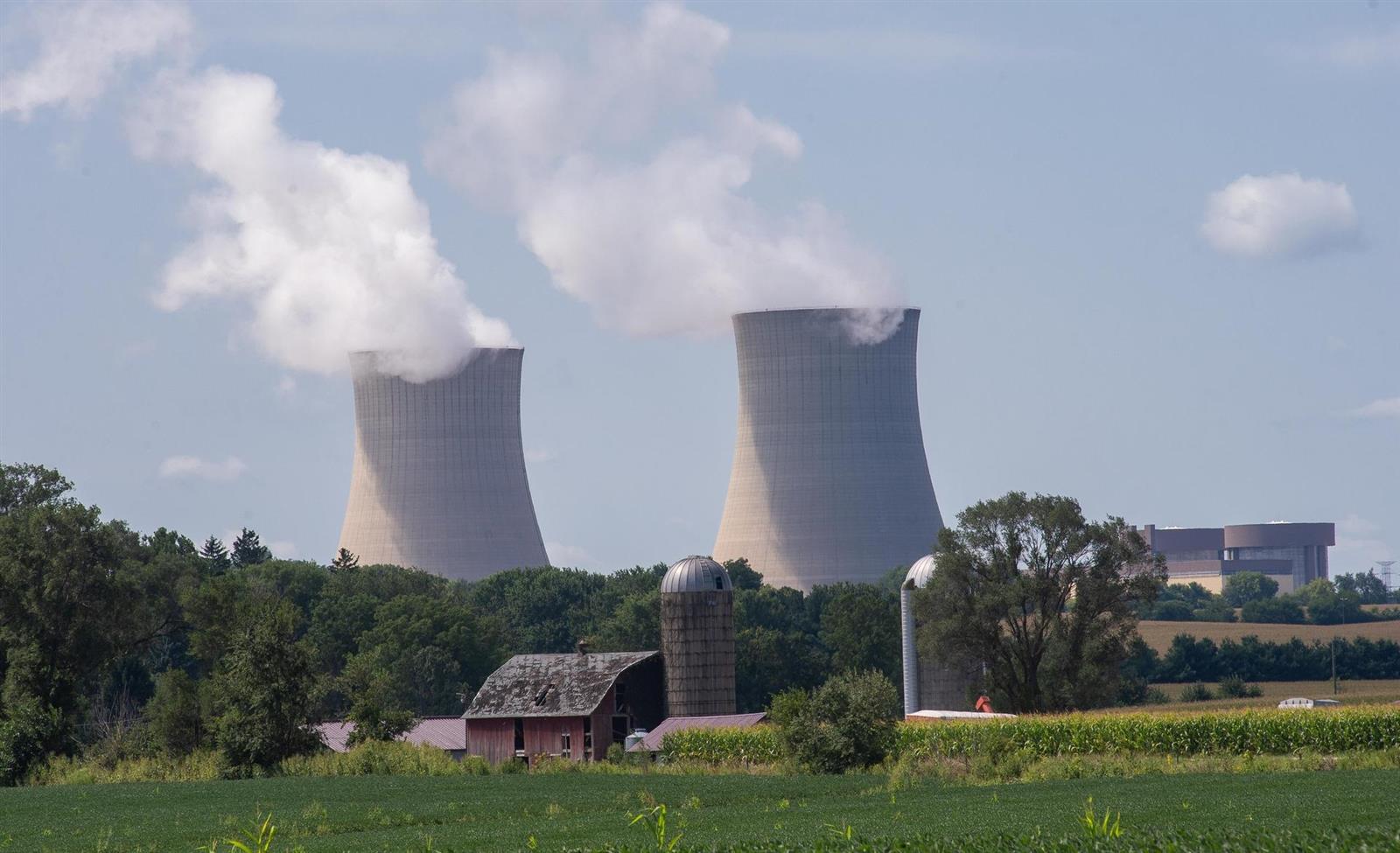 Exelon says planned closure of 2 nuke plants unrelated to Pritzker energy guidelines