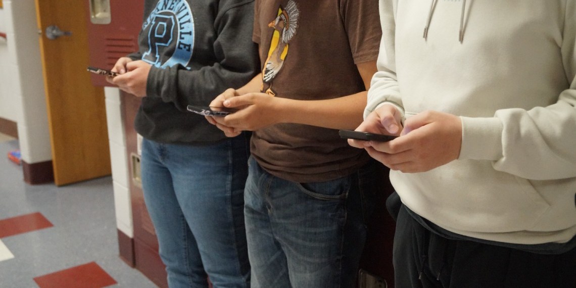 students holding cell phones