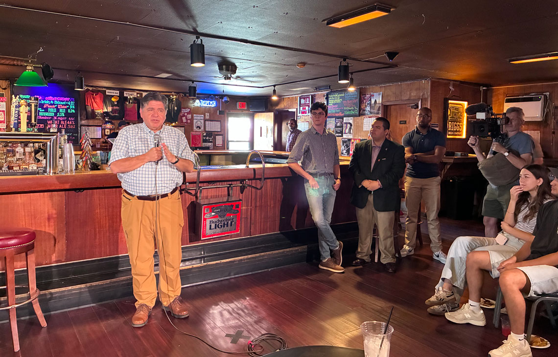 B Pritzker speaks to university students in a Urbana bar.